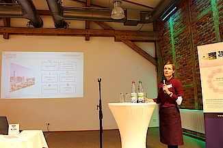 Cornelia Meyerrose präsentiert die Services des neuen Welcome Center Jena.