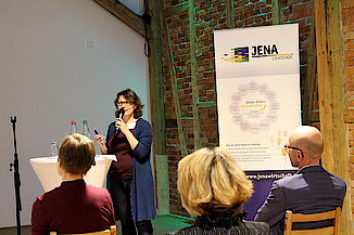 Ramona Scheiding gives a lecture at the annual meeting of the Jena Alliance for Skilled Workers.