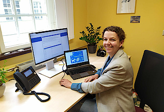 Dana Strauß vom Netzwerk „JenaVersum“ freut sich über den neuen digitalen Engagementfinder für Jena (Foto: Projektteam Engagementfinder).