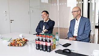 OB Dr. Thomas Nitzsche und Wilfried Röpke auf Firmenbesuch bei der Göpel electronic GmbH