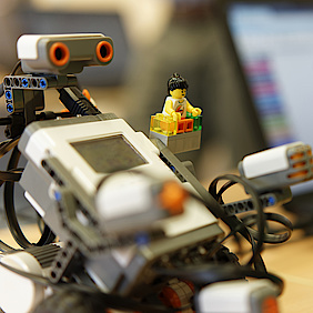kleiner Roboter aus Lego-Teilen in weiß