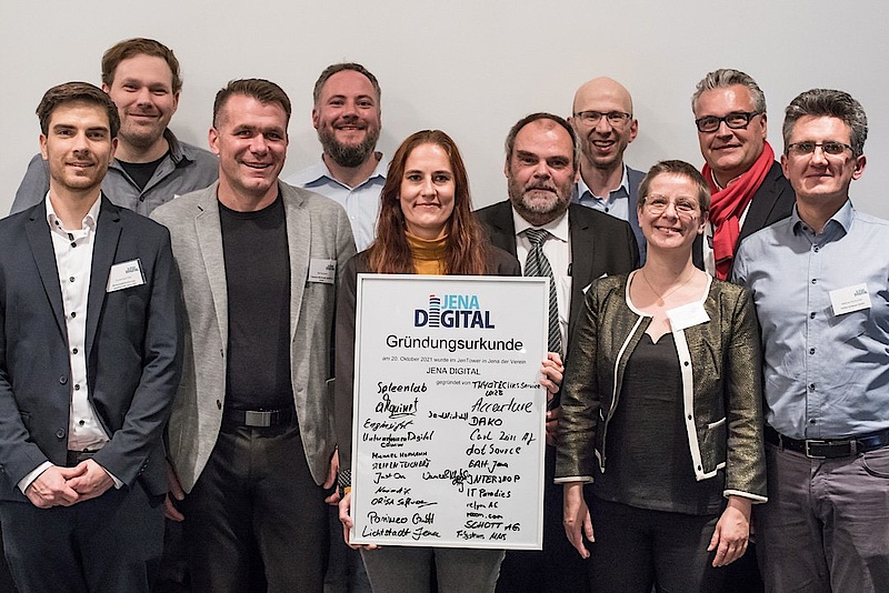 Vorstand des Vereins Jena Digital präsentiert die symbolische Gründungsurkunde.