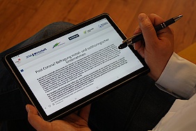 Detailaufnahme eines Tabletts, auf dem die Unternehmensbefragung aufgerufen ist.