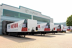 Vier LKW docken an das Mewa-Firmengebäude an.