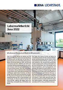 Ansicht einer Broschüre, im Hintergrund Aufnahme eines Labors, vorn weiße Textfelder mit schrwarzer Schrift
