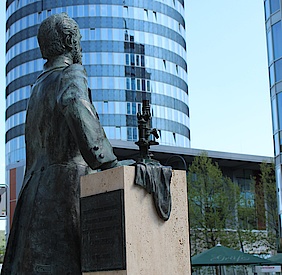 Zeiß-Statue vor JenTower